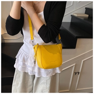 Vue latérale d'un sac seau jaune vif en cuir grainé avec logo et bandoulière fine