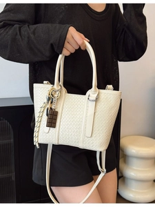 Sac à bandoulière blanc crème avec texture, poignée et breloques pour femmes élégantes
