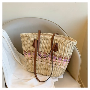 Détail d'un sac cabas en paille fait main avec bandes tissées colorées et bandoulière