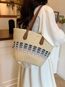 Sac cabas en paille tissée avec accents bleus et violets et bandoulières en cuir brun