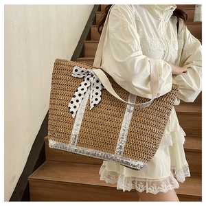Grand sac fourre-tout en paille avec paillettes argentées et nœud à pois sur la bandoulière