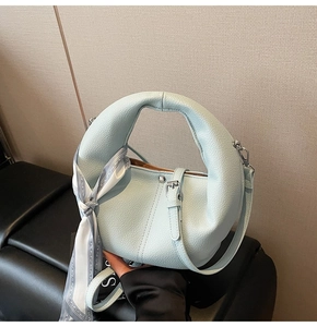 Hellblaue Handtasche aus Leder mit Litschimuster, Seidenschal und abnehmbarem Schultergurt