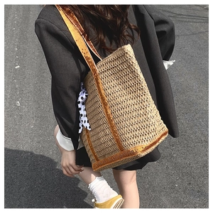Détail du sac cabas en paille avec bandoulières à paillettes et foulard à pois