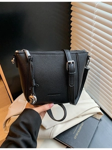 Sac Seau en Cuir PU pour Femmes Texture Galet Sac à Épaule Décontracté Grande Capacité Sac Bandoulière Avec Pendentif Coeur et Gland