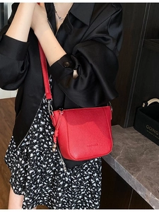 Sac seau en cuir rouge à texture litchi avec cordon de serrage et bandoulière fine