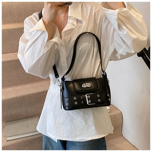 Détail du sac seau noir avec œillets métalliques argentés et boucle rotative en métal