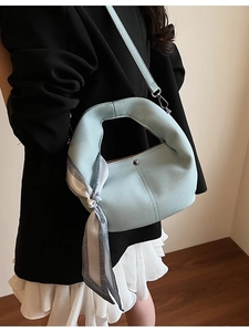 Hellblaue Handtasche aus Litschi-Leder mit gemustertem Seidenschal am Griff