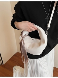Schicke cremeweiße Beuteltasche aus Leder mit Lavendelschal und abnehmbarem Gurt