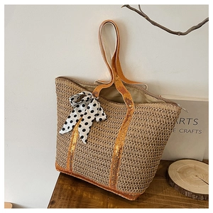 Détail du sac cabas en paille avec brides à paillettes, foulard à pois et fermeture éclair