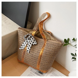 Détail du sac en paille avec bandoulières à paillettes dorées et ruban à pois noirs