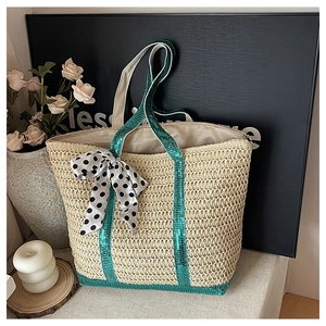 Détail du sac cabas en paille avec paillettes vertes, nœud à pois et fermeture éclair