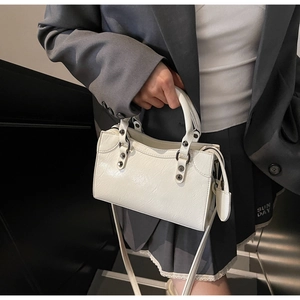 Details der weißen Boston-Tasche aus Faltenleder mit Nieten und Vintage-Beschlägen