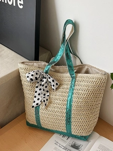 Grand sac de plage en paille avec paillettes vertes et détail de foulard à pois