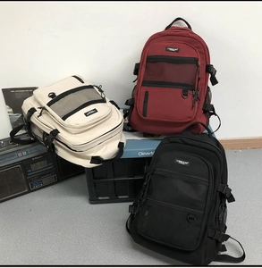 Détail de sacs à dos en nylon grande capacité avec poches en filet et boucles