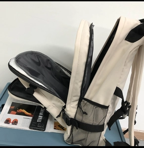 Vue détaillée des compartiments intérieurs spacieux du grand sac à dos de voyage en nylon