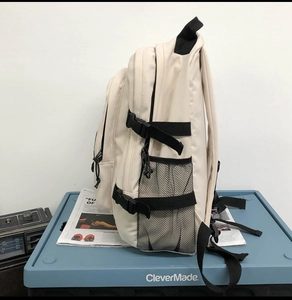 Détail d'un sac à dos grande capacité avec boucle latérale et poche filet pour gourde