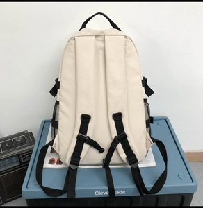 Détail de l'arrière du sac à dos avec bretelles réglables et poches latérales en maille