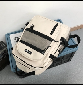 Vue détaillée du grand sac à dos de campus crème avec poches multiples et filet latéral