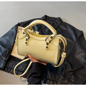 Details der hellgelben Motorradtasche mit Metallnieten und oberem Reißverschluss