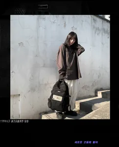 Gros plan du sac à dos d'étudiant noir avec multiples poches et compartiments zippés