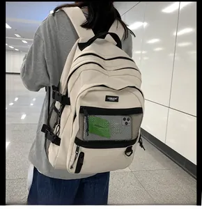 Vue détaillée du sac à dos beige grande capacité avec poche filet et boucles