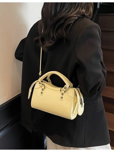 Schicke hellgelbe Boston-Handtasche für Damen, Crossbody-Stil mit verstellbarem Gurt und Quasten
