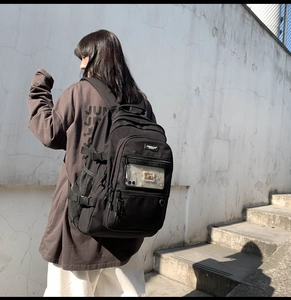 Vue latérale du grand sac à dos noir en nylon avec compartiments et boucles réglables