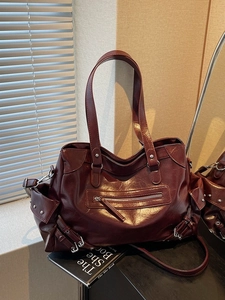 Large Capacity PU Leather Tote Bag For Women Vintage Pleated Shoulder Bag Commuting Handbag With Studded Metal Buckles