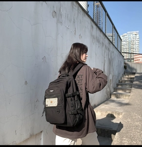 Vue latérale du sac à dos en nylon noir avec poches multiples et sangles réglables