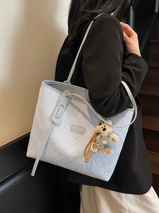 Borsa tote celeste di grande capacità con ricamo a rombi e ciondolo a orsetto