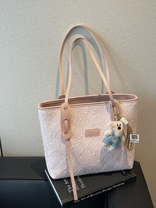 Borsa tote rosa a fiori in tessuto jacquard con un grazioso ciondolo a orsetto