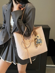 Borsa tote rosa con ricami floreali in pizzo e ciondolo a orso sulla spalla