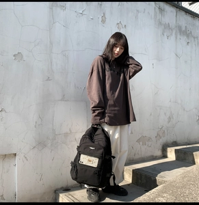 Photo de style urbain d'un sac à dos noir avec poche transparente sur un mannequin femme