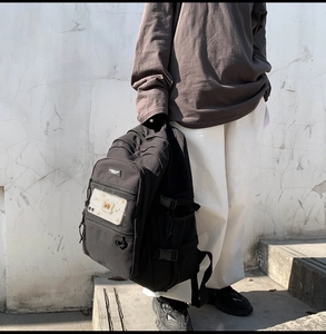 Détails du sac à dos scolaire noir à plusieurs poches avec boucles et filet frontal