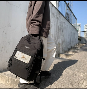 Gros plan détaillé d'un sac à dos utilitaire noir avec une poche en filet transparente pratique