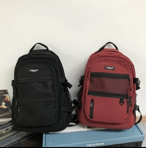 Détail des compartiments zippés multicouches et poches filet sur les sacs à dos