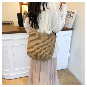 Gros plan détaillé du sac seau en paille kaki avec texture de tricot naturel complexe