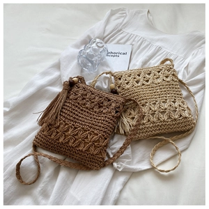 Détail de sacs en paille tissée avec motifs crochetés, glands et perles de bois