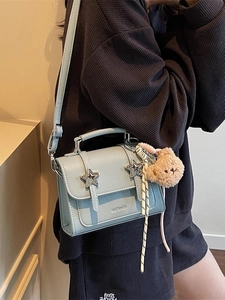 Sac à bandoulière bleu clair avec boucles étoilées métalliques et charm ours pour femmes
