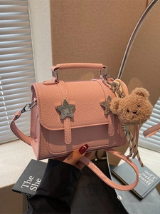 Sac bandoulière en cuir rose avec boucles étoile et un pendentif ours en peluche