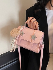 Sac bandoulière en cuir rose avec décor étoile et pendentif ours en peluche