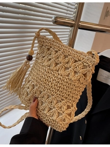 Sac à bandoulière en paille évidée avec tissage floral et glands en perles de bois pour été