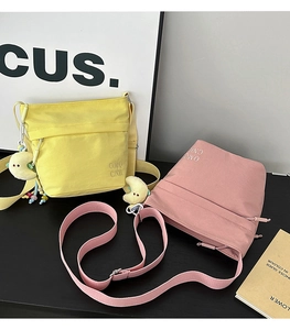 Borse a tracolla trendy in nylon giallo e rosa con dettagli di ciondoli carini