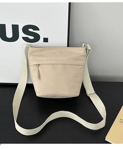 Dettaglio della borsa tote in nylon beige con tasca frontale con zip e scritte ricamate