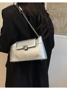 Petit sac bandoulière argenté à effet craquelé avec chaîne et fermoir pivotant carré
