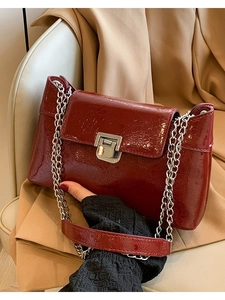 Sac baguette chic en similicuir crocodile bordeaux avec chaîne argentée et fermoir métal