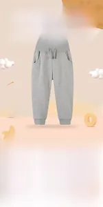 Détail du jogging gris pour enfant avec taille élastique et tissu doux 100% coton