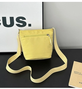 Dettaglio della borsa a secchiello in nylon giallo con tasca posteriore con cerniera