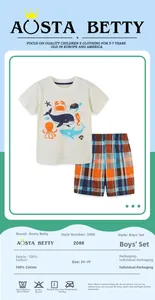 Détail d'un t-shirt blanc en coton avec motifs marins et d'un short à carreaux