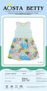 Dettaglio vestito da bambina in cotone a righe con gonna a stampa marina